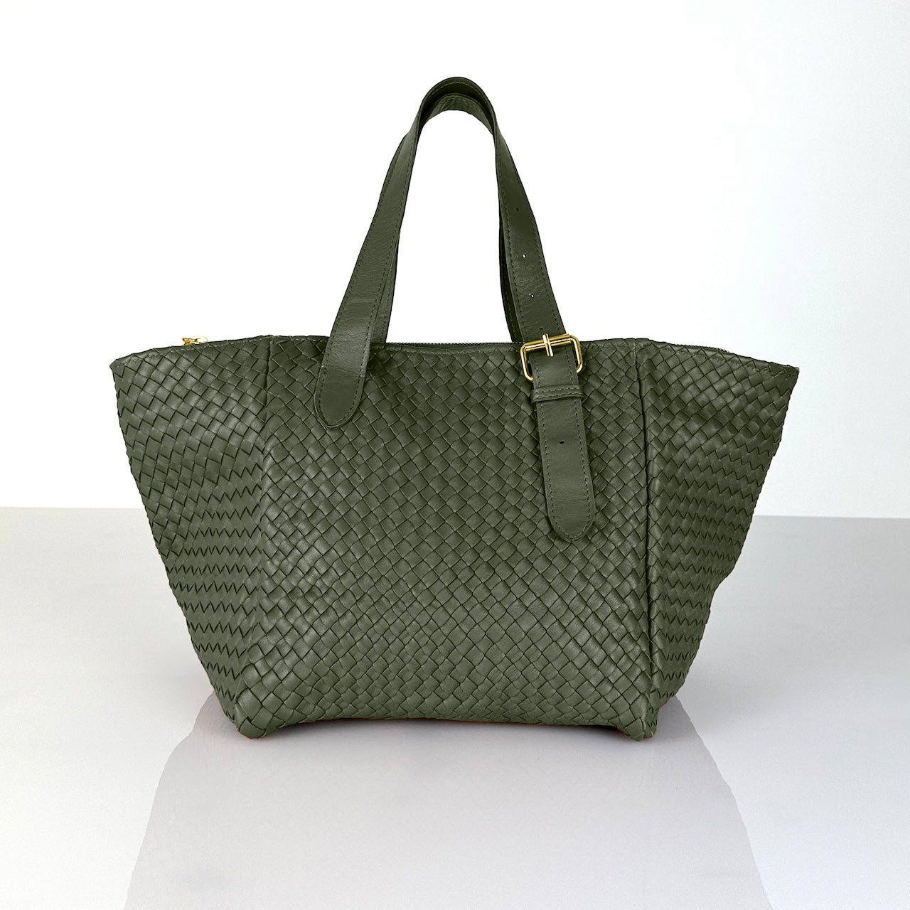 Shoulder Bag IRIA Medium in Hunter Green, handgefertigt aus geschmeidigem Lamm-Nappaleder, von Hand geflochten in Marokko, Designed und produziert von LABEL17