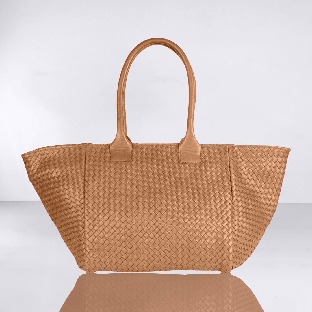 Shoulder Bag ORIGINAL in Caramel Brown from LABEL17: the standard for lightweight bags made from supple hand-woven leather. Handmade in Morocco.