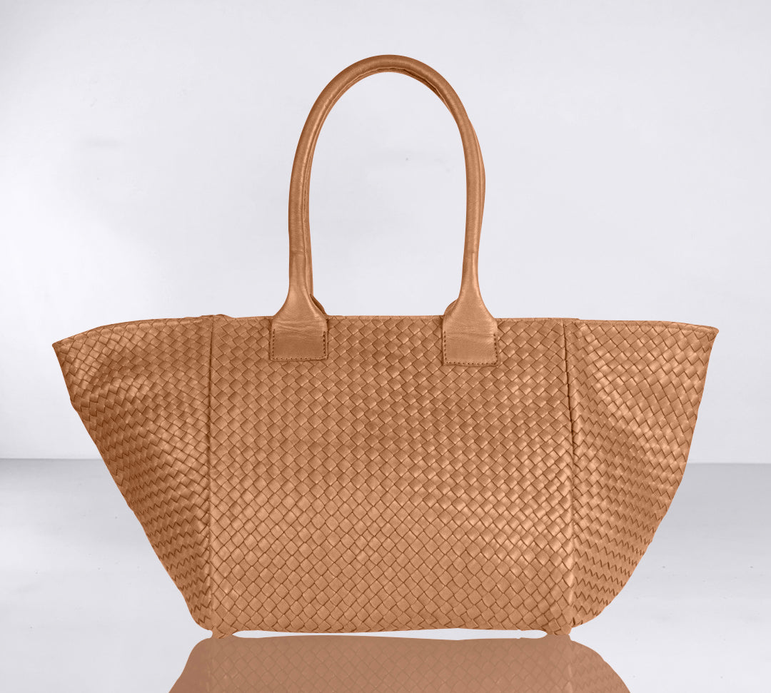 Shoulder Bag ORIGINAL in Caramel Brown from LABEL17: the standard for lightweight bags made from supple hand-woven leather. Handmade in Morocco.