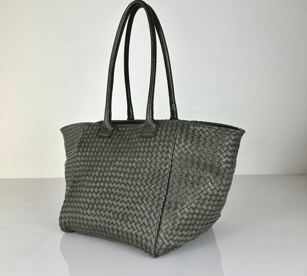 Shoulder Bag ORIGINAL Medium von LABEL17: stilvolle und leichte Schultertasche aus geschmeidigem, pflanzlich gegerbtem Lamm-Nappaleder, von Hand geflochten. Die Tasche verfügt über ein integriertes Innenfach aus Leder und bietet auch Platz für den Laptop. Masse: 25 cm, 25 cm, 25 cm, leicht. Handgefertigt in Marokko.