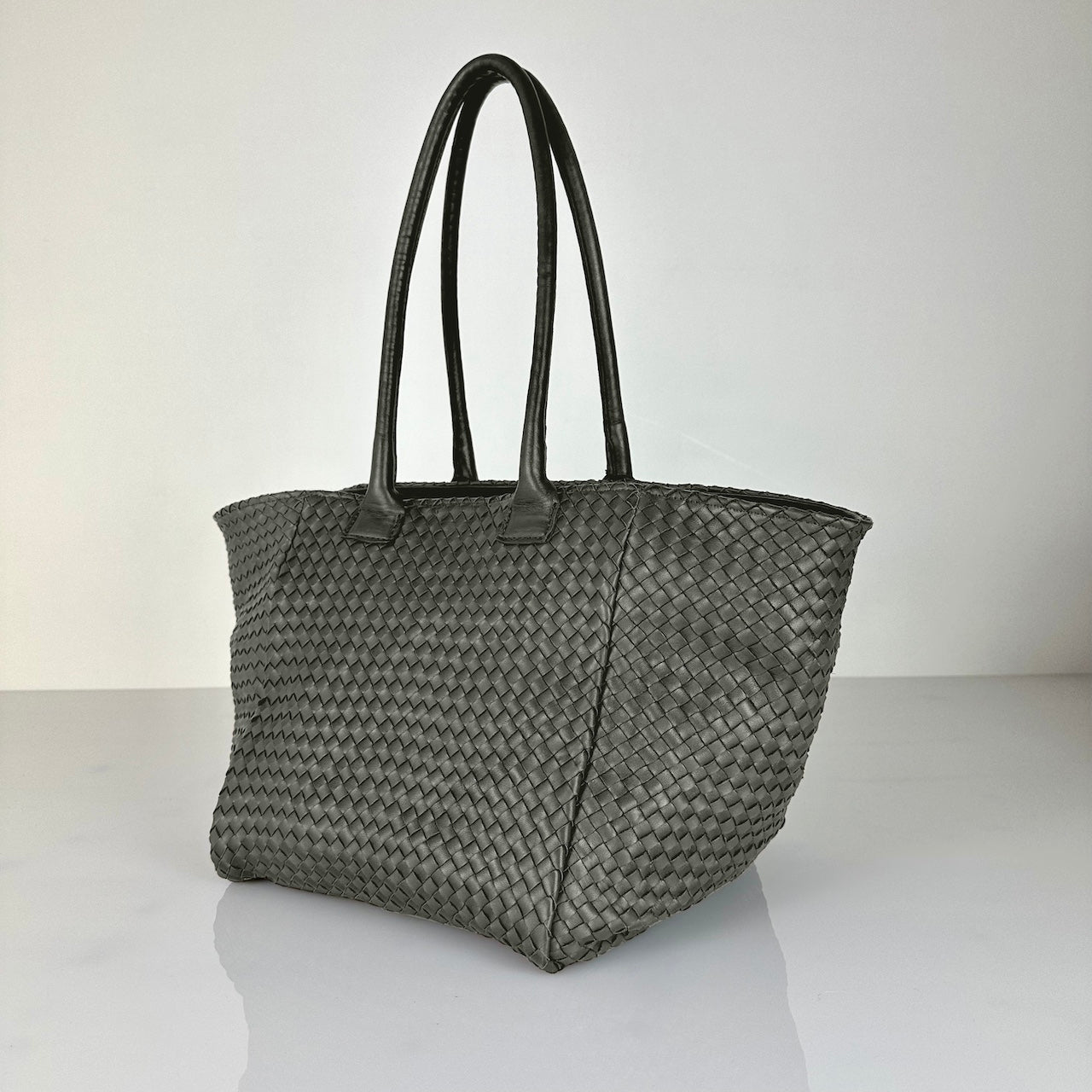 Shoulder Bag ORIGINAL Medium von LABEL17: stilvolle und leichte Schultertasche aus geschmeidigem, pflanzlich gegerbtem Lamm-Nappaleder, von Hand geflochten. Die Tasche verfügt über ein integriertes Innenfach aus Leder und bietet auch Platz für den Laptop. Masse: 25 cm, 25 cm, 25 cm, leicht. Handgefertigt in Marokko.