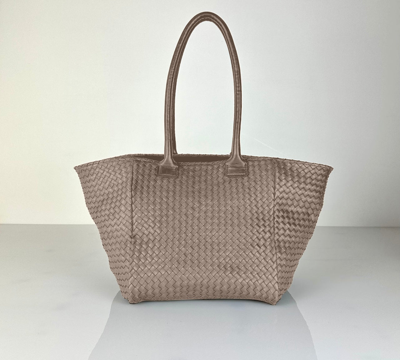 Shoulder Bag ORIGINAL Medium von LABEL17: stilvolle und leichte Schultertasche aus geschmeidigem, pflanzlich gegerbtem Lamm-Nappaleder, von Hand geflochten. Die Tasche verfügt über ein integriertes Innenfach aus Leder und bietet auch Platz für den Laptop. Masse: 25 cm, 25 cm, 25 cm, leicht. Handgefertigt in Marokko.