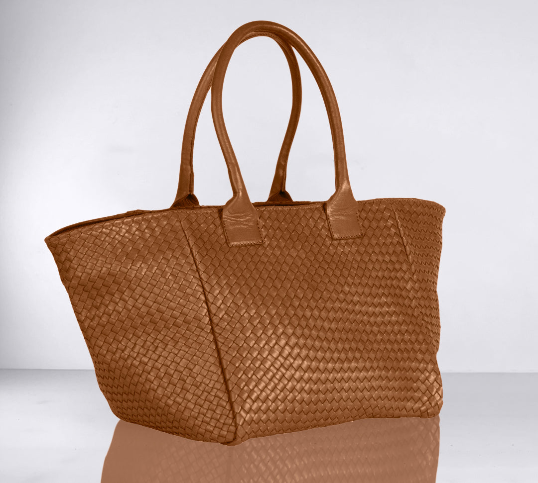 Shoulder Bag ORIGINAL in Caramel Brown from LABEL17: the standard for lightweight bags made from supple hand-woven leather. Handmade in Morocco.