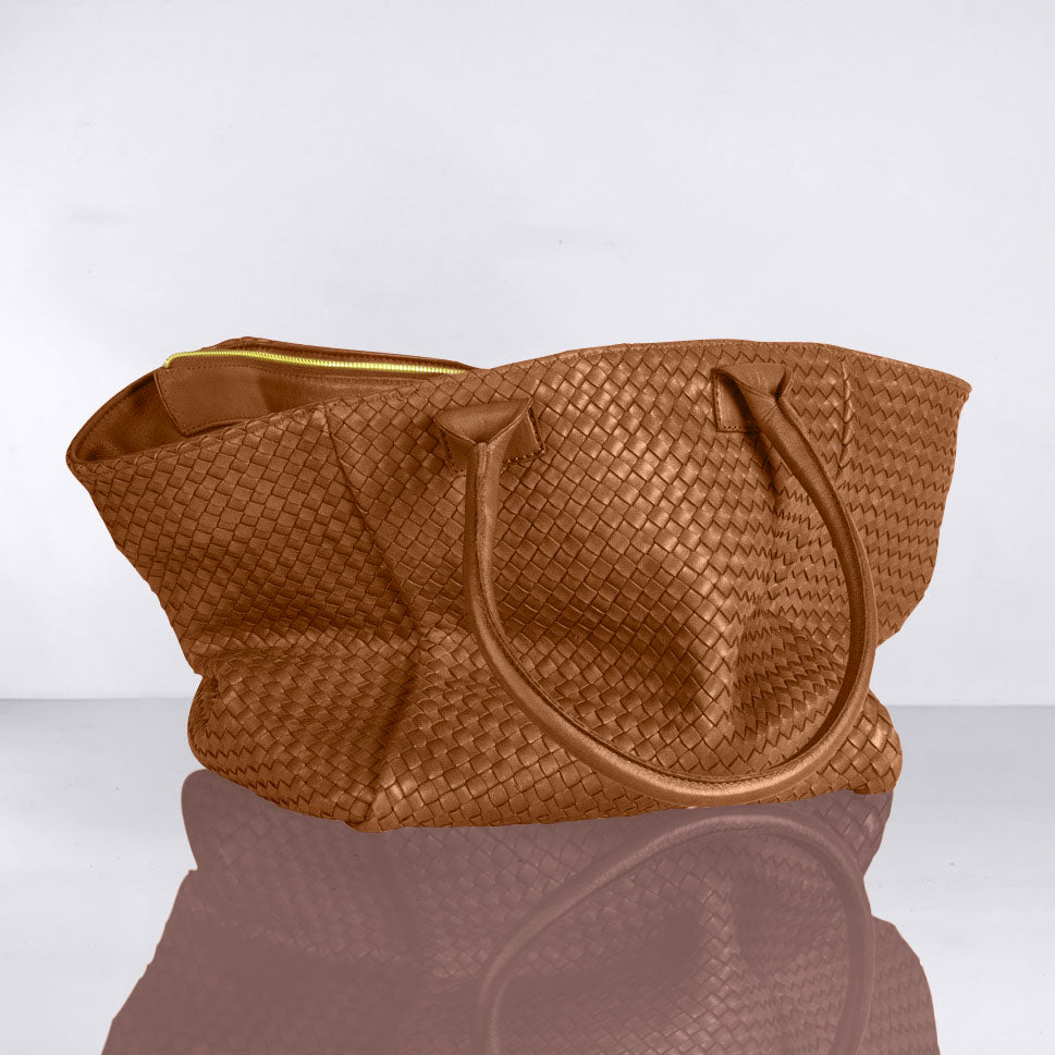 Shoulder Bag ORIGINAL in Caramel Brown from LABEL17: the standard for lightweight bags made from supple hand-woven leather. Handmade in Morocco.