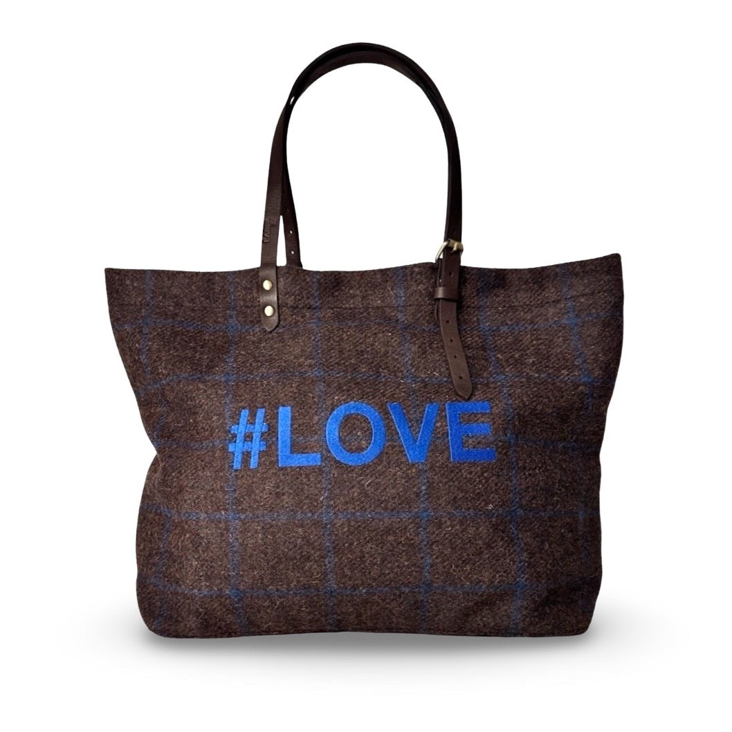 The LABEL17 Shoulder Bag Large is made of Original Harris Tweed and embroidered with the word #LOVE