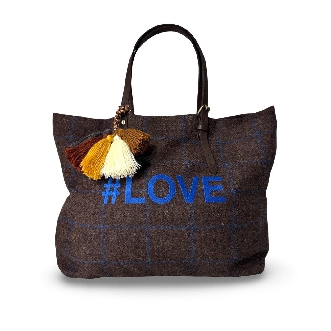 The LABEL17 Shoulder Bag Large is made of Original Harris Tweed and embroidered with the word #LOVE