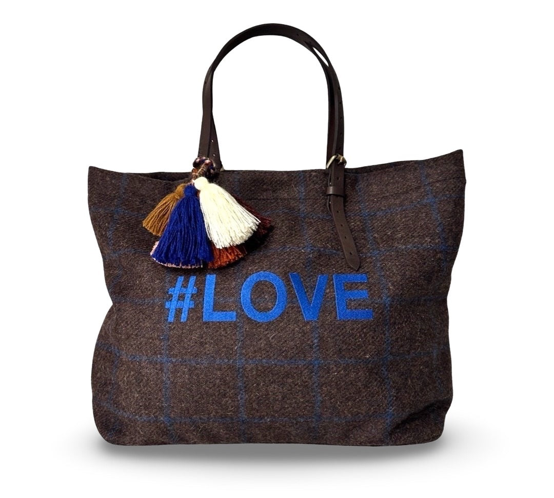 The LABEL17 Shoulder Bag Large is made of Original Harris Tweed and embroidered with the word #LOVE