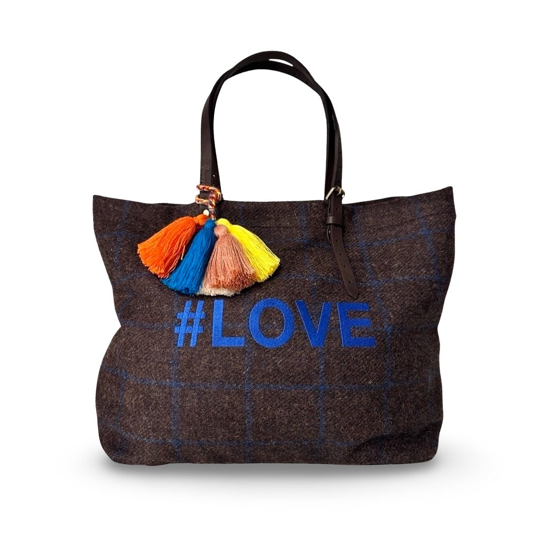 The LABEL17 Shoulder Bag Large is made of Original Harris Tweed and embroidered with the word #LOVE