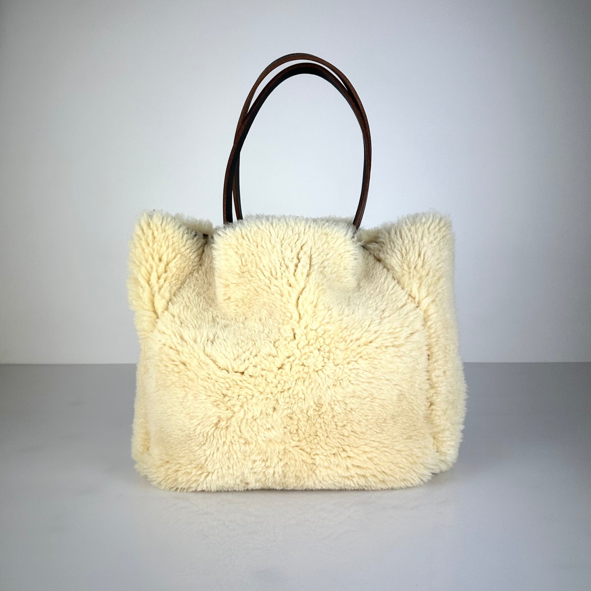 Die Shoulder Bag Reversible Snow von LABEL17 wird aus luxuriösem Merino-Lammfell gefertigt. Mit langen dunkelbraunen Schulterriemen aus Sattlerleder kann die Tasche über die Schulter getragen werden.
Diese reversible Tasche ist ein Meisterwerk der Schweizer Handwerkskunst und vereint schlichtes Design mit hochwertiger Sattlerarbeit. Jede Tasche ist ein Unikat.