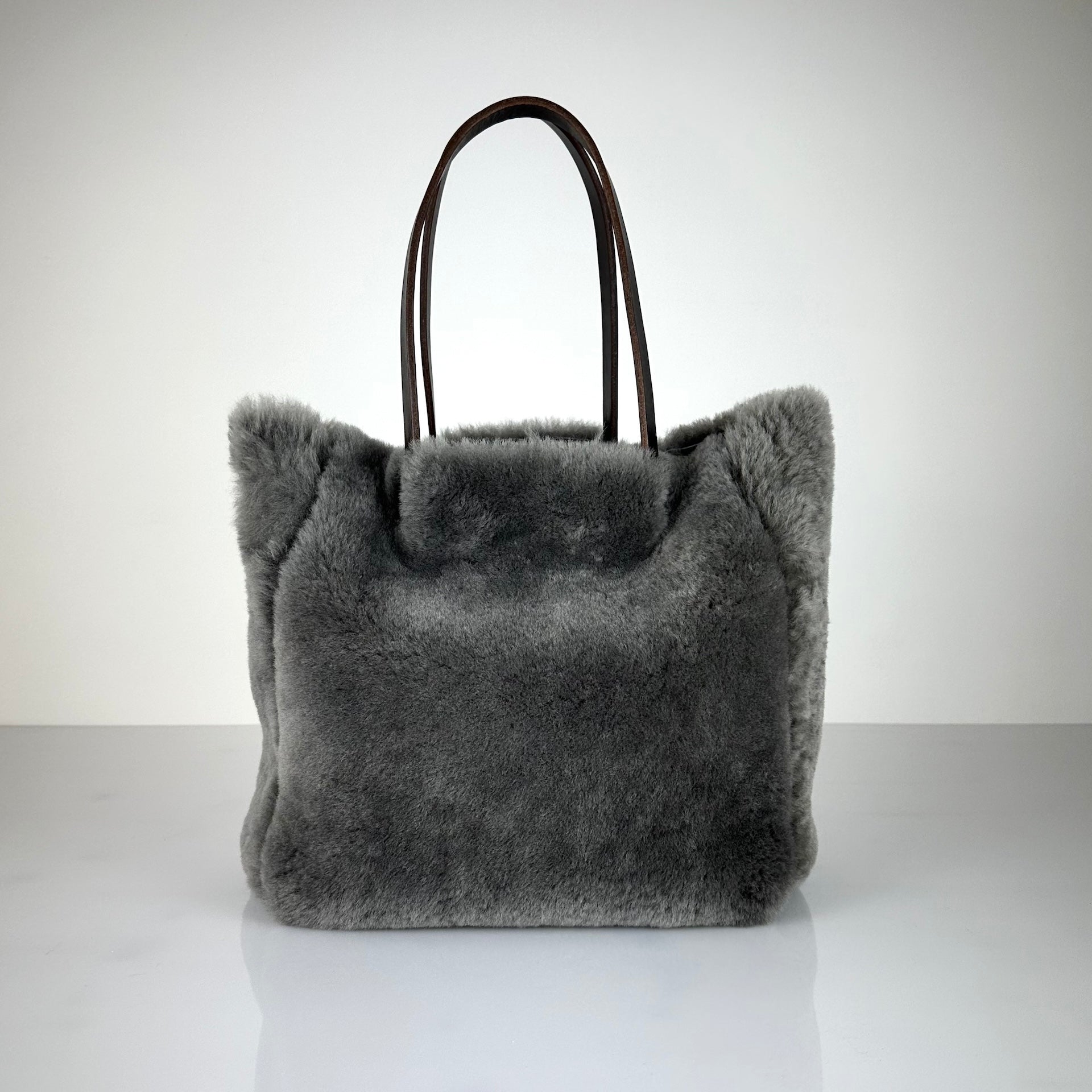 Die Shoulder Bag Reversible Snow von LABEL17 wird aus luxuriösem Merino-Lammfell gefertigt. Mit langen dunkelbraunen Schulterriemen aus Sattlerleder kann die Tasche über die Schulter getragen werden.
Diese reversible Tasche ist ein Meisterwerk der Schweizer Handwerkskunst und vereint schlichtes Design mit hochwertiger Sattlerarbeit. Jede Tasche ist ein Unikat.