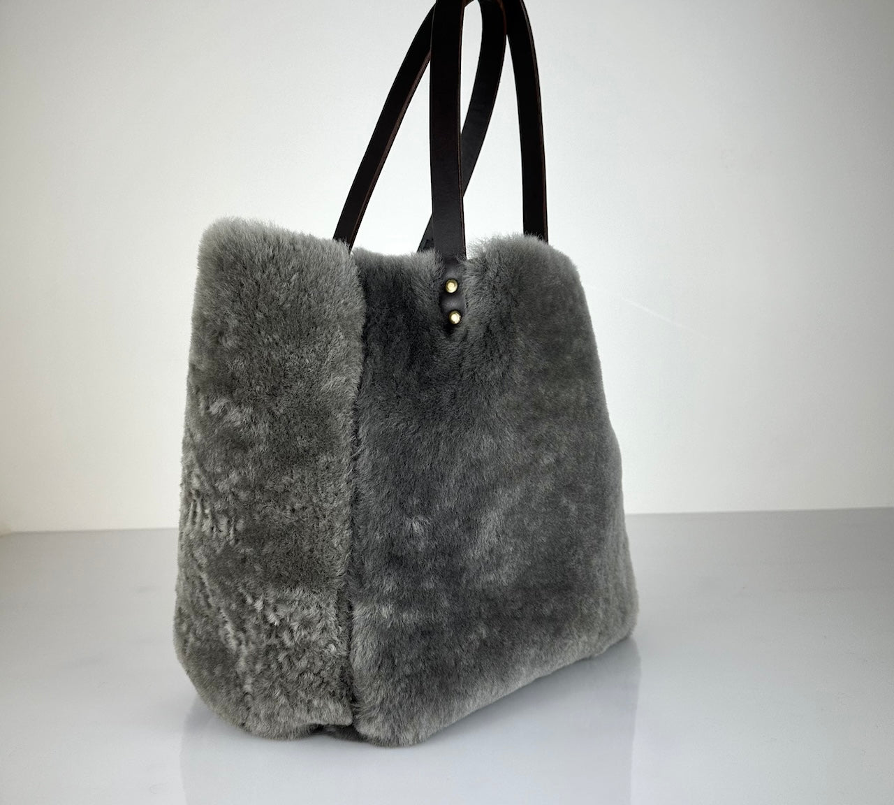 Die Shoulder Bag Reversible Snow von LABEL17 wird aus luxuriösem Merino-Lammfell gefertigt. Mit langen dunkelbraunen Schulterriemen aus Sattlerleder kann die Tasche über die Schulter getragen werden.
Diese reversible Tasche ist ein Meisterwerk der Schweizer Handwerkskunst und vereint schlichtes Design mit hochwertiger Sattlerarbeit. Jede Tasche ist ein Unikat.