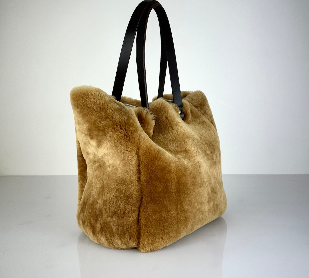 Die Shoulder Bag Reversible Snow von LABEL17 wird aus luxuriösem Merino-Lammfell gefertigt. Mit langen dunkelbraunen Schulterriemen aus Sattlerleder kann die Tasche über die Schulter getragen werden.
Diese reversible Tasche ist ein Meisterwerk der Schweizer Handwerkskunst und vereint schlichtes Design mit hochwertiger Sattlerarbeit. Jede Tasche ist ein Unikat.