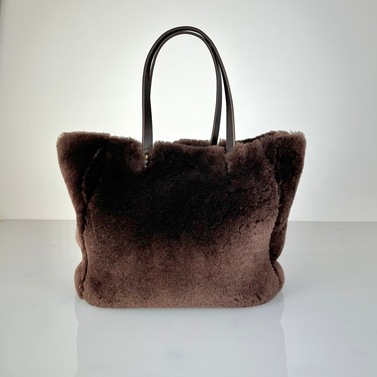 Die Shoulder Bag Reversible Snow von LABEL17 wird aus luxuriösem Merino-Lammfell gefertigt. Mit langen dunkelbraunen Schulterriemen aus Sattlerleder kann die Tasche über die Schulter getragen werden.
Diese reversible Tasche ist ein Meisterwerk der Schweizer Handwerkskunst und vereint schlichtes Design mit hochwertiger Sattlerarbeit. Jede Tasche ist ein Unikat.