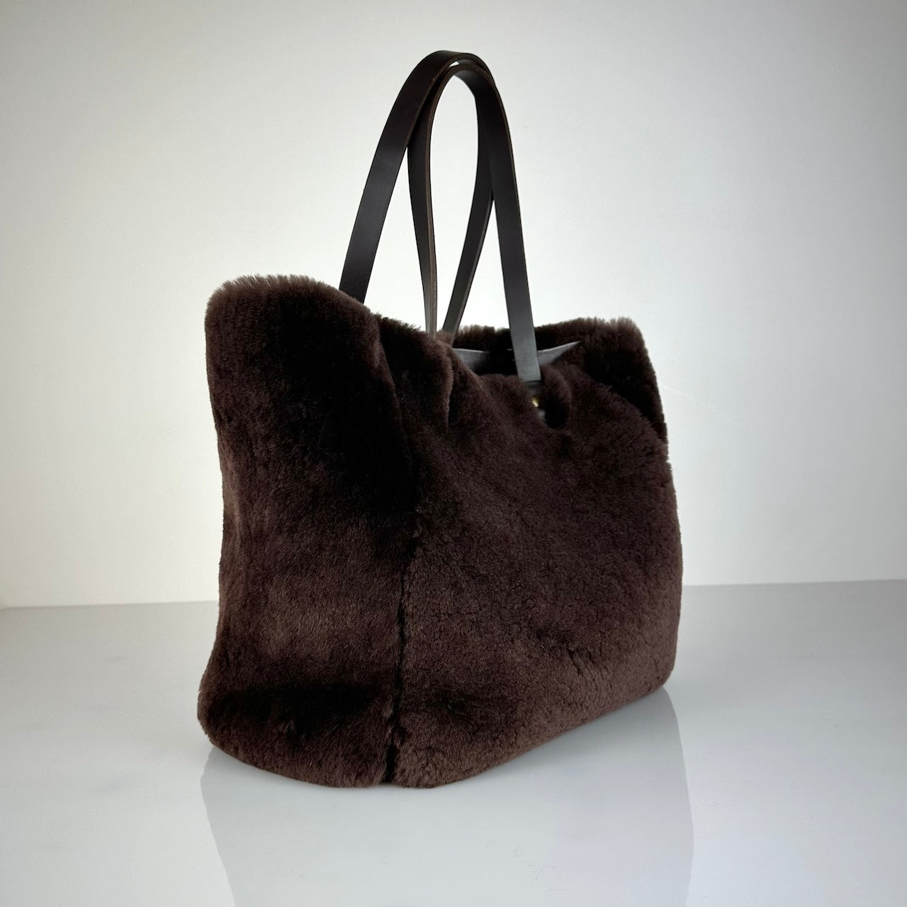 Die Shoulder Bag Reversible Snow von LABEL17 wird aus luxuriösem Merino-Lammfell gefertigt. Mit langen dunkelbraunen Schulterriemen aus Sattlerleder kann die Tasche über die Schulter getragen werden.
Diese reversible Tasche ist ein Meisterwerk der Schweizer Handwerkskunst und vereint schlichtes Design mit hochwertiger Sattlerarbeit. Jede Tasche ist ein Unikat.