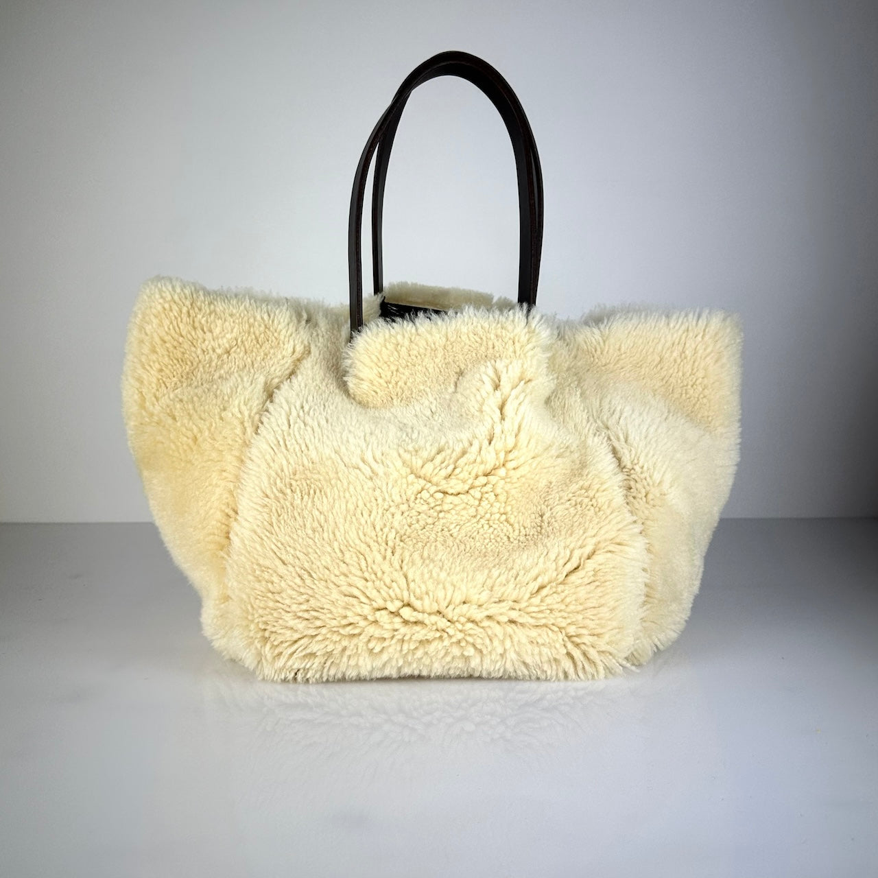 Die SHOULDER BAG SHEARLING REVERSIBLE von LABEL17 wird aus luxuriösem Merino-Lammfell gefertigt, das der Tasche einen einzigartigen und stilvollen Look verleiht. Mit langen dunkelbraunen Schulterriemen aus Sattlerleder kann die Tasche bequem über die Schulter getragen werden.
Diese reversible Tasche ist ein Meisterwerk der Schweizer Handwerkskunst und vereint schlichtes Design mit hochwertiger Sattlerarbeit. Jede Tasche ist ein Unikat.