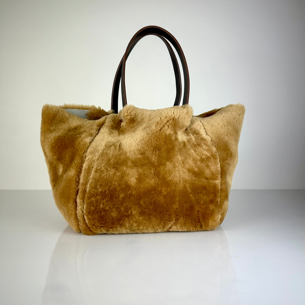 Die SHOULDER BAG SHEARLING REVERSIBLE von LABEL17 wird aus luxuriösem Merino-Lammfell gefertigt, das der Tasche einen einzigartigen und stilvollen Look verleiht. Mit langen dunkelbraunen Schulterriemen aus Sattlerleder kann die Tasche bequem über die Schulter getragen werden.
Diese reversible Tasche ist ein Meisterwerk der Schweizer Handwerkskunst und vereint schlichtes Design mit hochwertiger Sattlerarbeit. Jede Tasche ist ein Unikat.