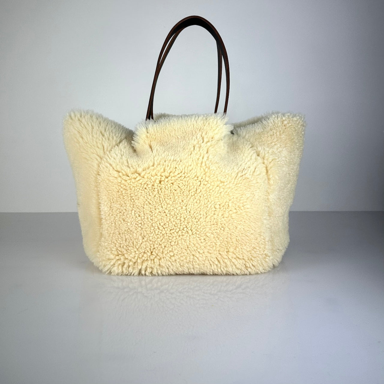 Die SHOULDER BAG SHEARLING REVERSIBLE von LABEL17 wird aus luxuriösem Merino-Lammfell gefertigt, das der Tasche einen einzigartigen und stilvollen Look verleiht. Mit langen dunkelbraunen Schulterriemen aus Sattlerleder kann die Tasche bequem über die Schulter getragen werden.
Diese reversible Tasche ist ein Meisterwerk der Schweizer Handwerkskunst und vereint schlichtes Design mit hochwertiger Sattlerarbeit. Jede Tasche ist ein Unikat.