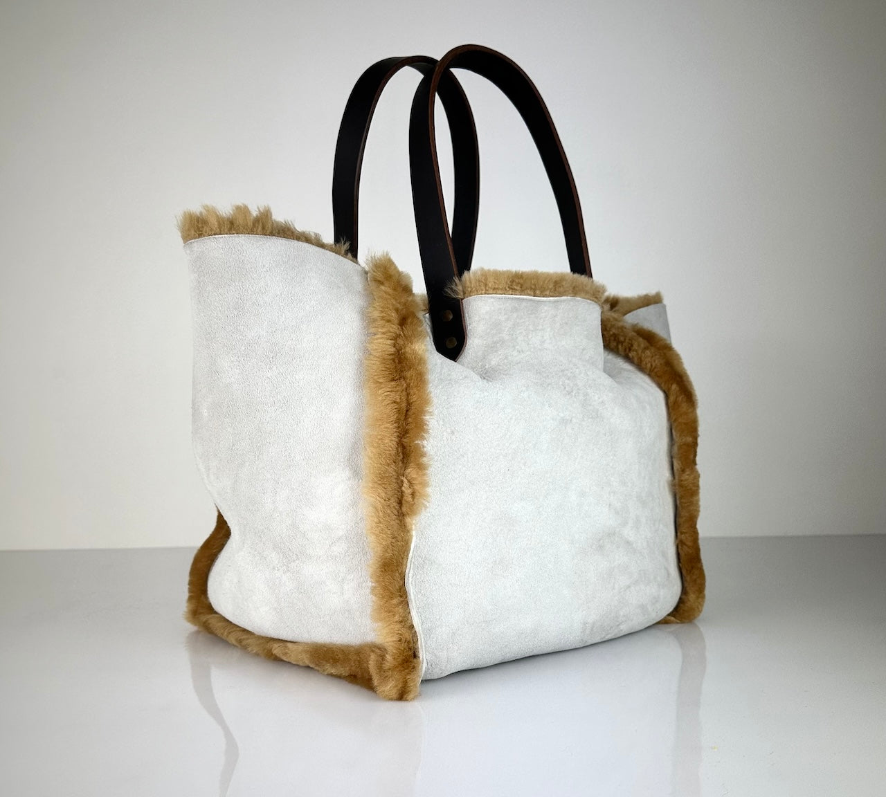 Die SHOULDER BAG SHEARLING REVERSIBLE von LABEL17 wird aus luxuriösem Merino-Lammfell gefertigt, das der Tasche einen einzigartigen und stilvollen Look verleiht. Mit langen dunkelbraunen Schulterriemen aus Sattlerleder kann die Tasche bequem über die Schulter getragen werden.
Diese reversible Tasche ist ein Meisterwerk der Schweizer Handwerkskunst und vereint schlichtes Design mit hochwertiger Sattlerarbeit. Jede Tasche ist ein Unikat.