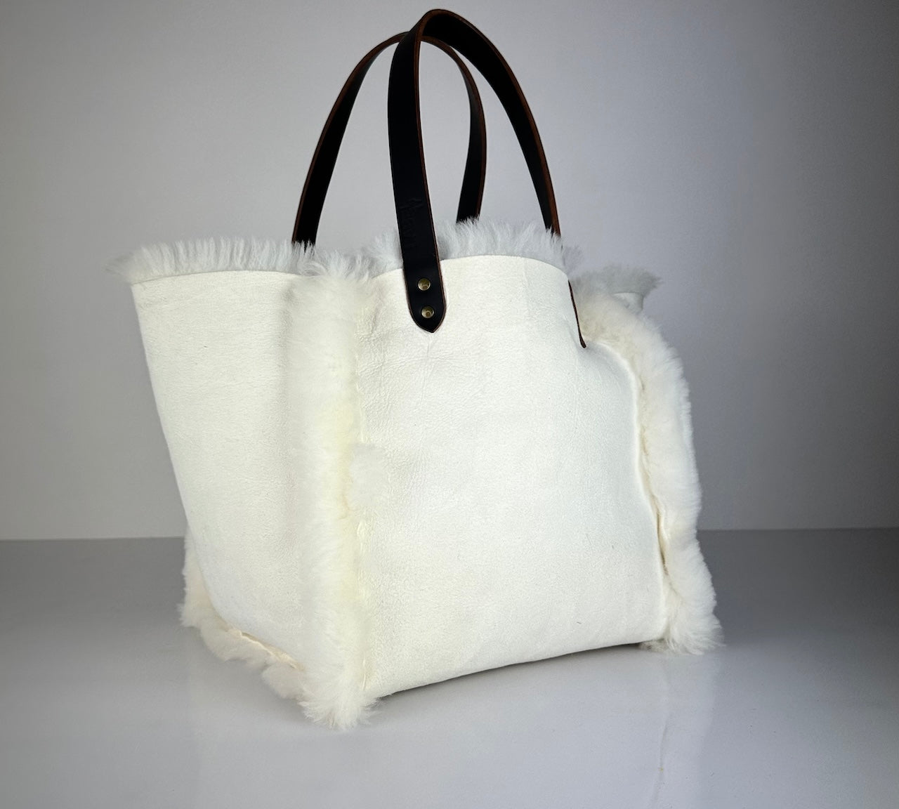 Die SHOULDER BAG SHEARLING REVERSIBLE von LABEL17 wird aus luxuriösem Merino-Lammfell gefertigt, das der Tasche einen einzigartigen und stilvollen Look verleiht. Mit langen dunkelbraunen Schulterriemen aus Sattlerleder kann die Tasche bequem über die Schulter getragen werden.
Diese reversible Tasche ist ein Meisterwerk der Schweizer Handwerkskunst und vereint schlichtes Design mit hochwertiger Sattlerarbeit. Jede Tasche ist ein Unikat.