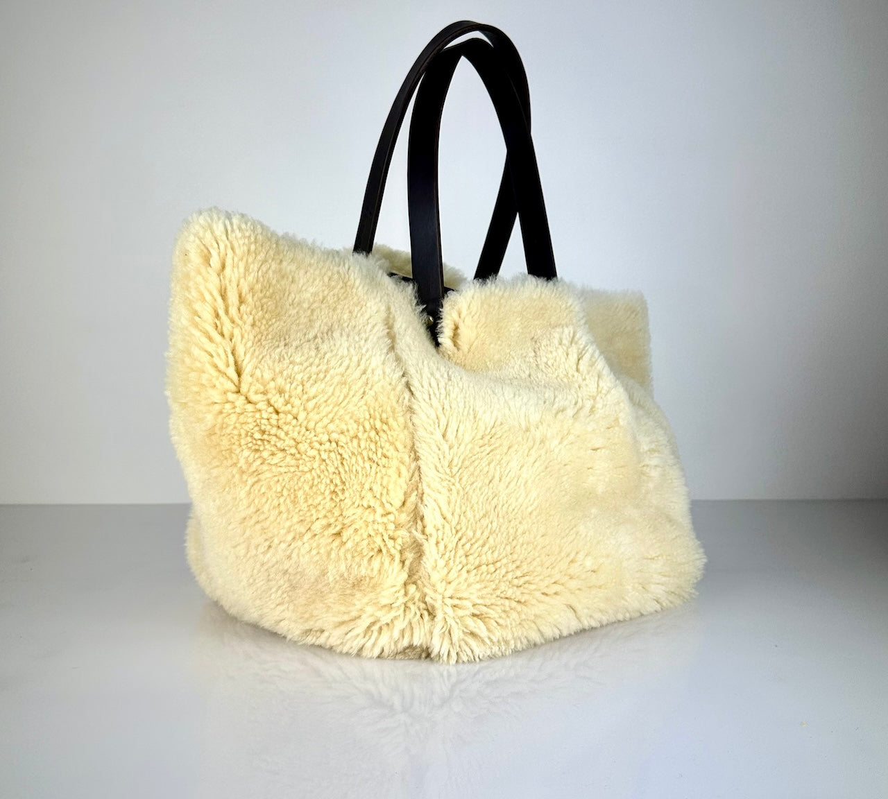 Die SHOULDER BAG SHEARLING REVERSIBLE von LABEL17 wird aus luxuriösem Merino-Lammfell gefertigt, das der Tasche einen einzigartigen und stilvollen Look verleiht. Mit langen dunkelbraunen Schulterriemen aus Sattlerleder kann die Tasche bequem über die Schulter getragen werden.
Diese reversible Tasche ist ein Meisterwerk der Schweizer Handwerkskunst und vereint schlichtes Design mit hochwertiger Sattlerarbeit. Jede Tasche ist ein Unikat.