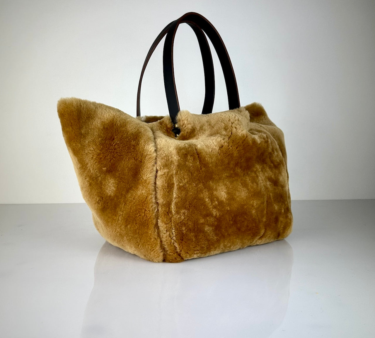 Die SHOULDER BAG SHEARLING REVERSIBLE von LABEL17 wird aus luxuriösem Merino-Lammfell gefertigt, das der Tasche einen einzigartigen und stilvollen Look verleiht. Mit langen dunkelbraunen Schulterriemen aus Sattlerleder kann die Tasche bequem über die Schulter getragen werden.
Diese reversible Tasche ist ein Meisterwerk der Schweizer Handwerkskunst und vereint schlichtes Design mit hochwertiger Sattlerarbeit. Jede Tasche ist ein Unikat.