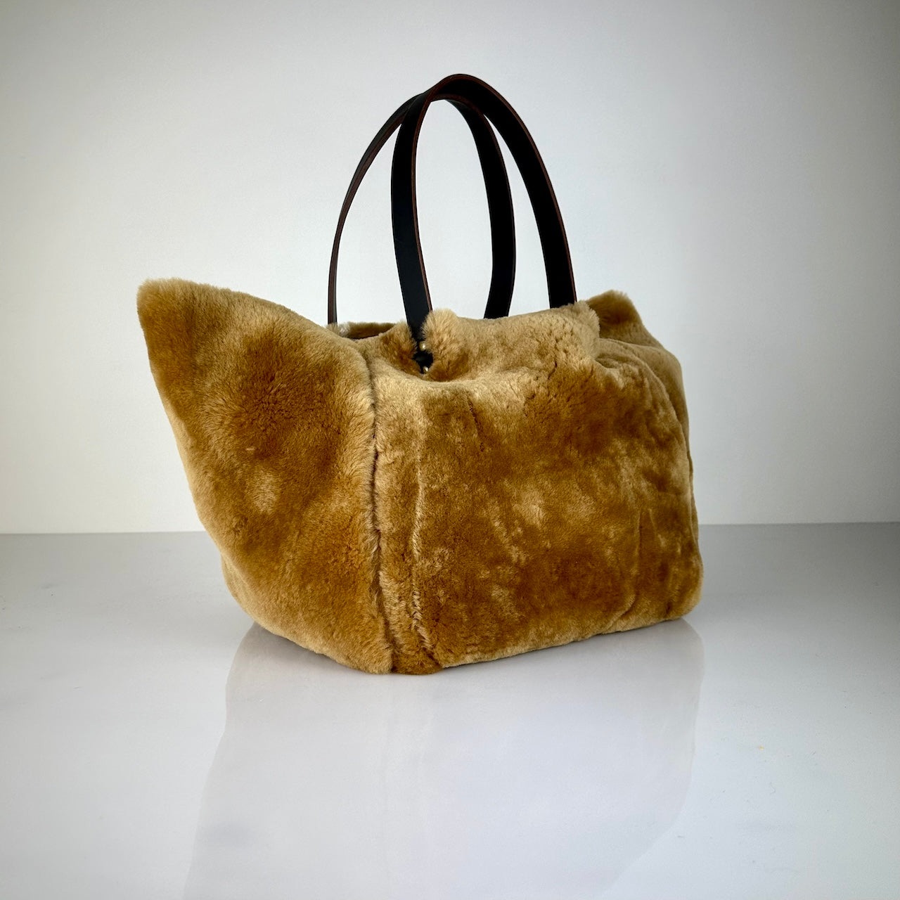 Die SHOULDER BAG SHEARLING REVERSIBLE von LABEL17 wird aus luxuriösem Merino-Lammfell gefertigt, das der Tasche einen einzigartigen und stilvollen Look verleiht. Mit langen dunkelbraunen Schulterriemen aus Sattlerleder kann die Tasche bequem über die Schulter getragen werden.
Diese reversible Tasche ist ein Meisterwerk der Schweizer Handwerkskunst und vereint schlichtes Design mit hochwertiger Sattlerarbeit. Jede Tasche ist ein Unikat.