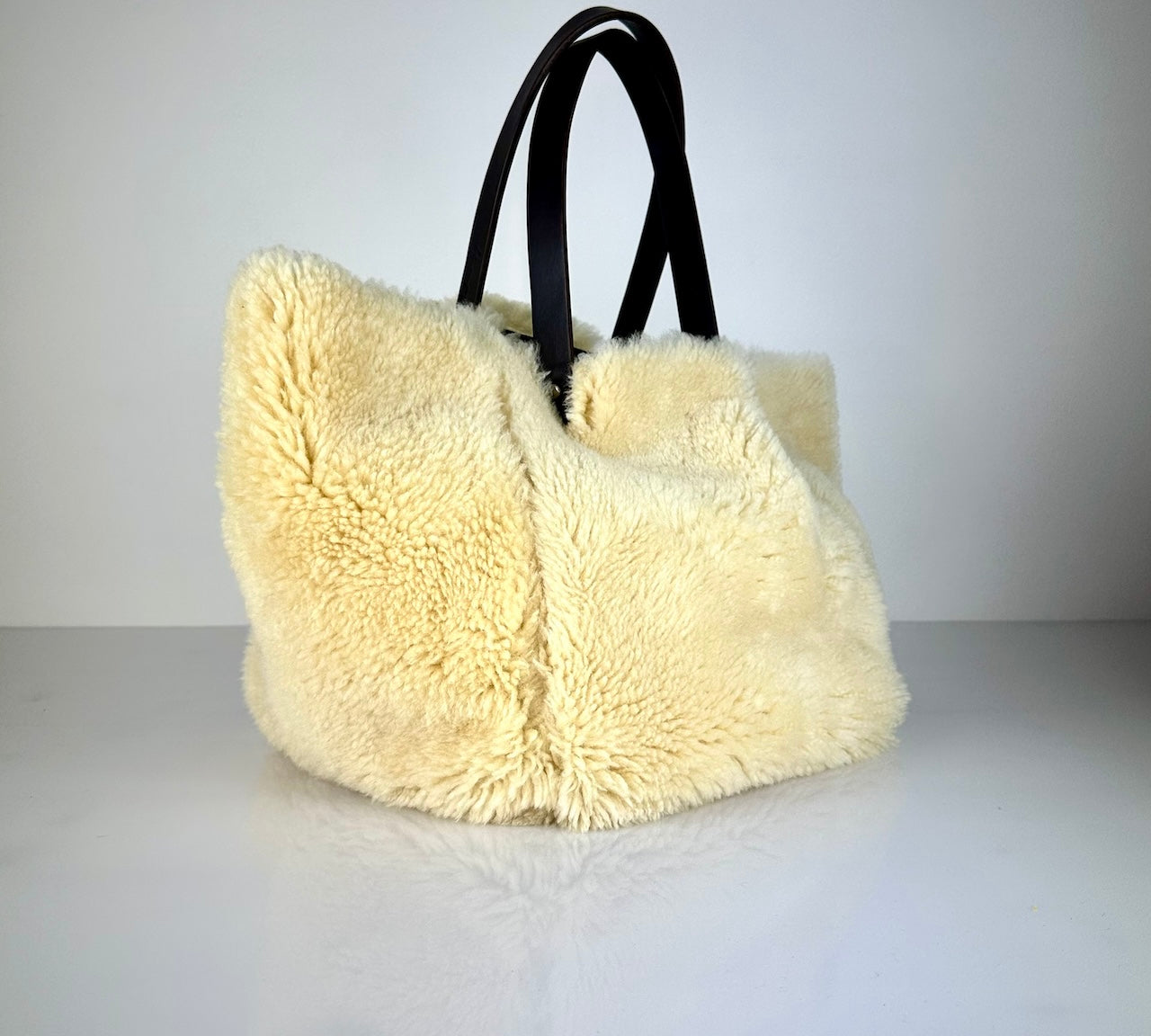 Die SHOULDER BAG SHEARLING REVERSIBLE von LABEL17 wird aus luxuriösem Merino-Lammfell gefertigt, das der Tasche einen einzigartigen und stilvollen Look verleiht. Mit langen dunkelbraunen Schulterriemen aus Sattlerleder kann die Tasche bequem über die Schulter getragen werden.
Diese reversible Tasche ist ein Meisterwerk der Schweizer Handwerkskunst und vereint schlichtes Design mit hochwertiger Sattlerarbeit. Jede Tasche ist ein Unikat.