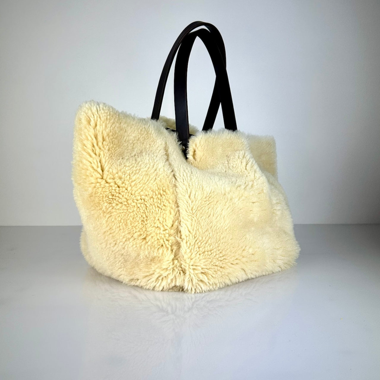 Die SHOULDER BAG SHEARLING REVERSIBLE von LABEL17 wird aus luxuriösem Merino-Lammfell gefertigt, das der Tasche einen einzigartigen und stilvollen Look verleiht. Mit langen dunkelbraunen Schulterriemen aus Sattlerleder kann die Tasche bequem über die Schulter getragen werden.
Diese reversible Tasche ist ein Meisterwerk der Schweizer Handwerkskunst und vereint schlichtes Design mit hochwertiger Sattlerarbeit. Jede Tasche ist ein Unikat.