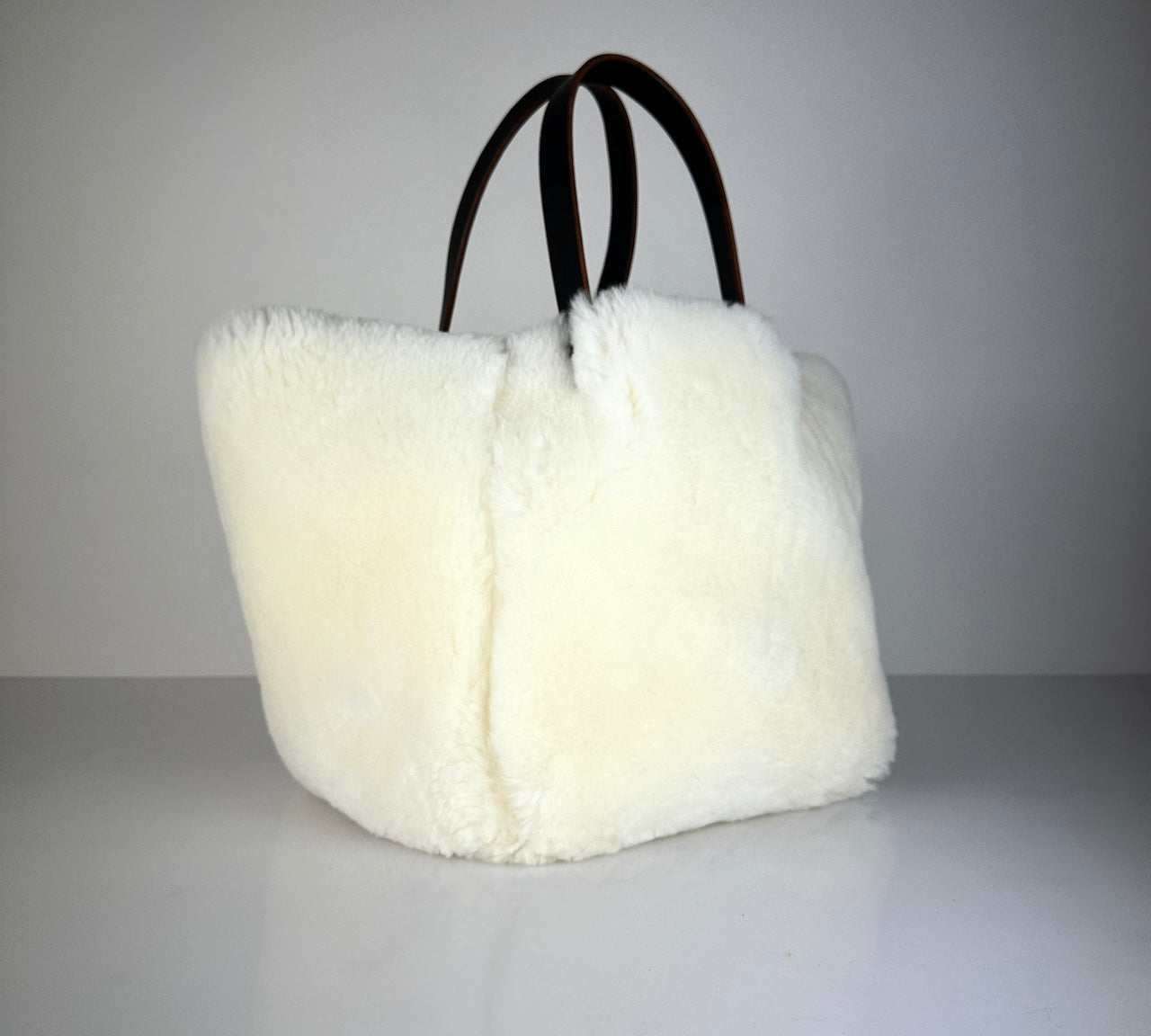 Die SHOULDER BAG SHEARLING REVERSIBLE von LABEL17 wird aus luxuriösem Merino-Lammfell gefertigt, das der Tasche einen einzigartigen und stilvollen Look verleiht. Mit langen dunkelbraunen Schulterriemen aus Sattlerleder kann die Tasche bequem über die Schulter getragen werden.
Diese reversible Tasche ist ein Meisterwerk der Schweizer Handwerkskunst und vereint schlichtes Design mit hochwertiger Sattlerarbeit. Jede Tasche ist ein Unikat.