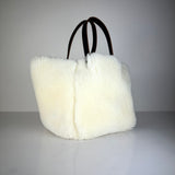 Die SHOULDER BAG SHEARLING REVERSIBLE von LABEL17 wird aus luxuriösem Merino-Lammfell gefertigt, das der Tasche einen einzigartigen und stilvollen Look verleiht. Mit langen dunkelbraunen Schulterriemen aus Sattlerleder kann die Tasche bequem über die Schulter getragen werden.
Diese reversible Tasche ist ein Meisterwerk der Schweizer Handwerkskunst und vereint schlichtes Design mit hochwertiger Sattlerarbeit. Jede Tasche ist ein Unikat.