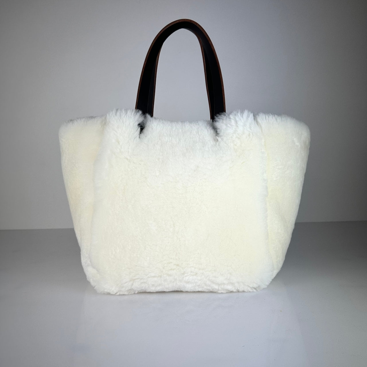 Die SHOULDER BAG SHEARLING REVERSIBLE von LABEL17 wird aus luxuriösem Merino-Lammfell gefertigt, das der Tasche einen einzigartigen und stilvollen Look verleiht. Mit langen dunkelbraunen Schulterriemen aus Sattlerleder kann die Tasche bequem über die Schulter getragen werden.
Diese reversible Tasche ist ein Meisterwerk der Schweizer Handwerkskunst und vereint schlichtes Design mit hochwertiger Sattlerarbeit. Jede Tasche ist ein Unikat.