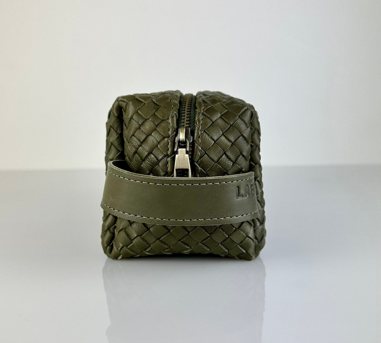 Das stilvolles Reise-Necessaire Travel Pouch VOYAGER von LABEL17 ist mit Reissverschluss und Seitenfächern versehen. Das Leder ist von Hand geflochten und von innen mit Nylon ausgeschlagen. Handgefertigt in Marokko.