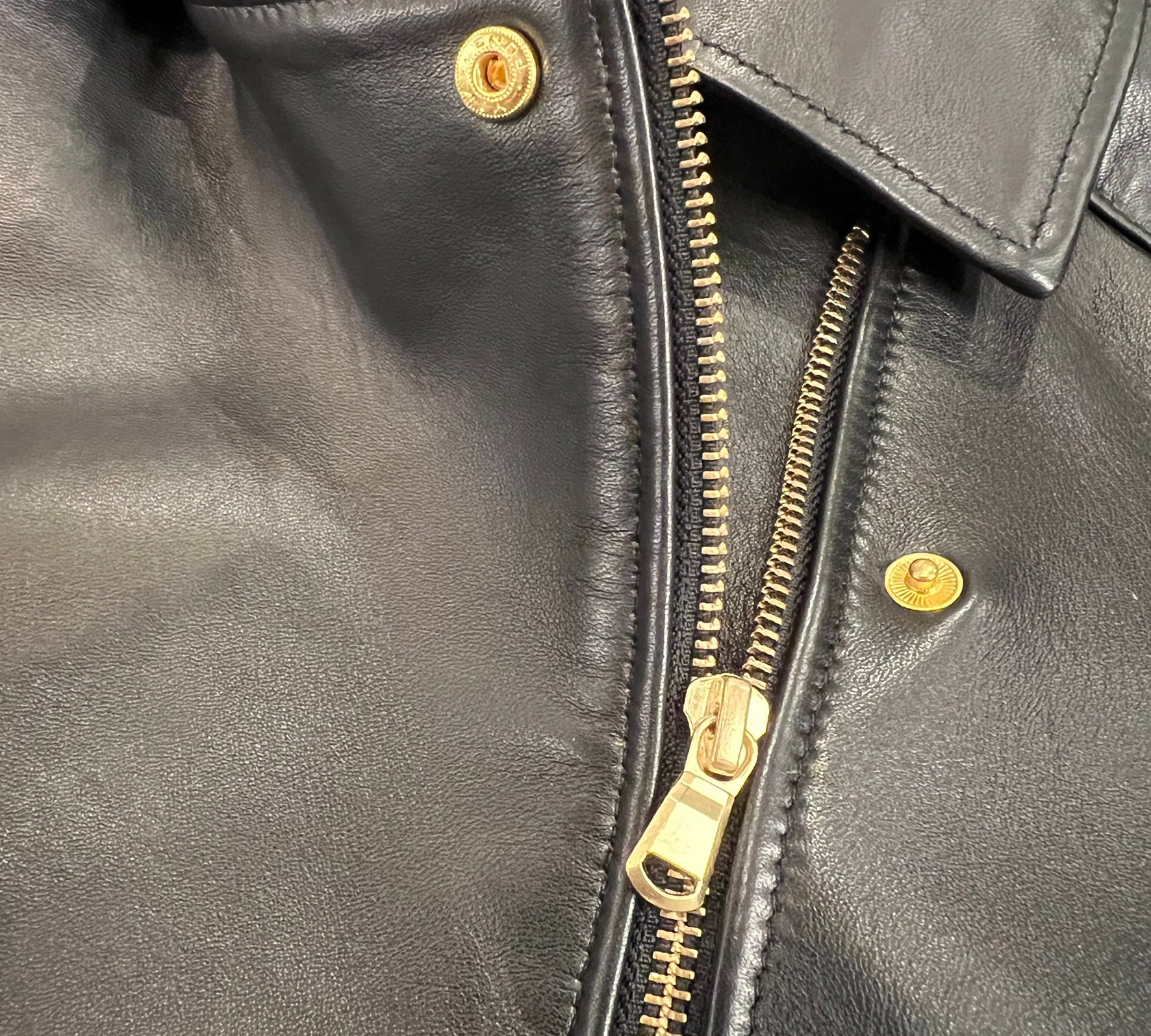 Die schwarze Lederjacke KATE von LABEL17, eine klassische Perfecto, überzeugt durch stilvolle Details wie der abnehmbare Lammfell-Kragen-Besatz. Gefertigt aus feinstem Nappaleder, ist diese Jacke ein zeitloses Highlight. Die goldenen Beschläge verleihen dem Design einen lässigen, und gleichzeitig eleganten Touch. Diese Jacke von höchster Qualität ist eine gute Investition und wird Sie jahrelang begleiten.