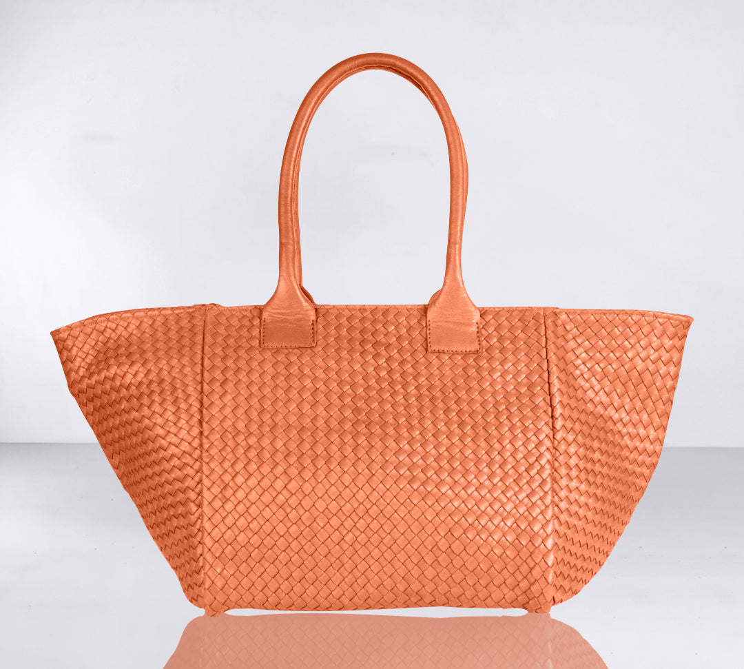 Shoulder Bag ORIGINAL in Cognac from LABEL17: the standard for lightweight bags made from supple hand-woven leather. Handmade in Morocco.