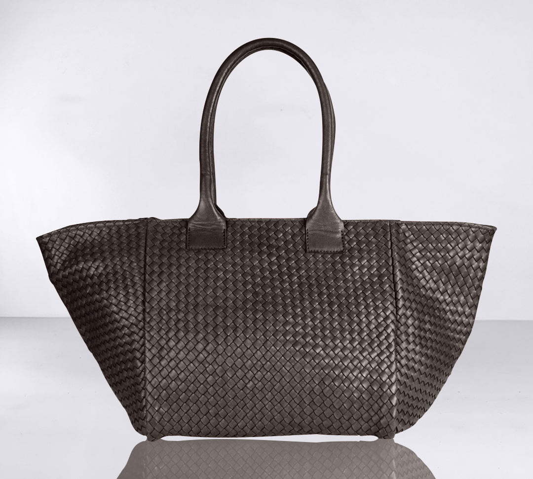 Shoulder Bag ORIGINAL in Darkbrown from LABEL17: the standard for lightweight bags made from supple hand-woven leather. Handmade in Morocco.