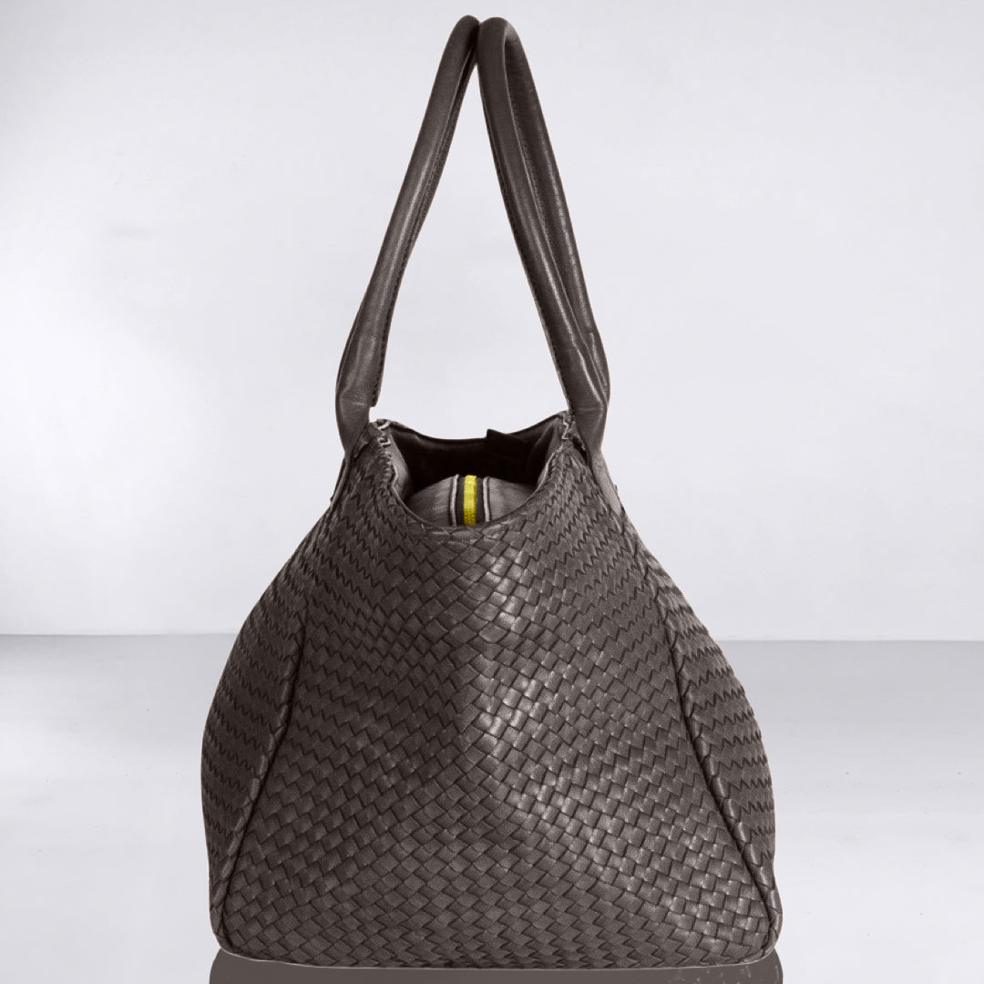 Shoulder Bag ORIGINAL in Darkbrown from LABEL17: the standard for lightweight bags made from supple hand-woven leather. Handmade in Morocco.