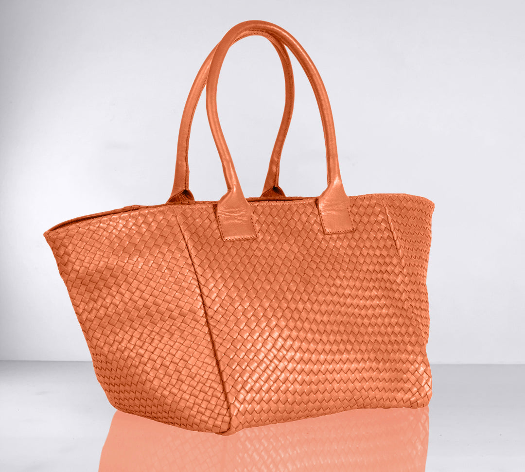 Shoulder Bag ORIGINAL in Cognac from LABEL17: the standard for lightweight bags made from supple hand-woven leather. Handmade in Morocco.