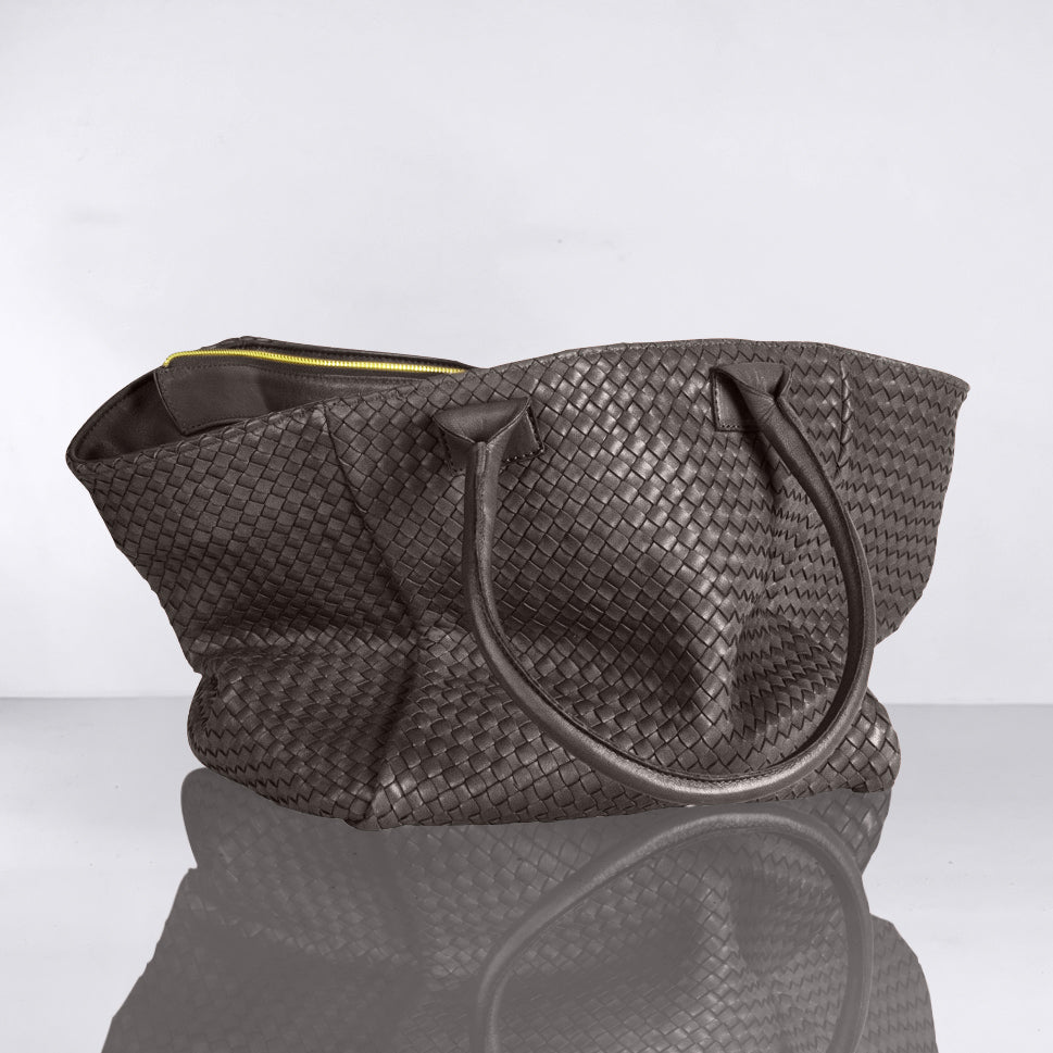 Shoulder Bag ORIGINAL in Darkbrown from LABEL17: the standard for lightweight bags made from supple hand-woven leather. Handmade in Morocco.