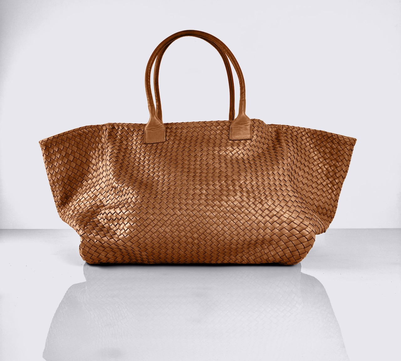 Shoulder Bag XL (Weekender), Caramel Brown, von LABEL17: gefertigt aus geschmeidigem, pflanzlich gegerbtem Lamm-Nappaleder, von Hand geflochten mit zusätzlichem, ebenfalls von Hand geflochtenem Etui zur Organisation innerhalb der Tasche. Handgefertigt in Marokko.