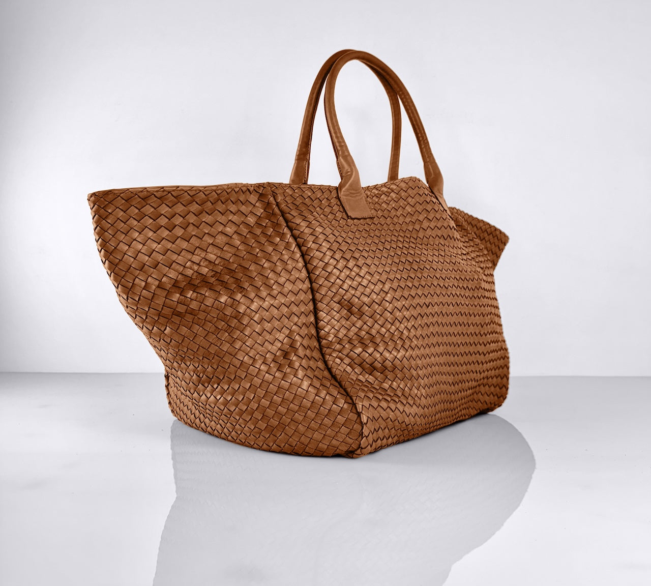 Shoulder Bag XL (Weekender), Caramel Brown, von LABEL17: gefertigt aus geschmeidigem, pflanzlich gegerbtem Lamm-Nappaleder, von Hand geflochten mit zusätzlichem, ebenfalls von Hand geflochtenem Etui zur Organisation innerhalb der Tasche. Handgefertigt in Marokko.