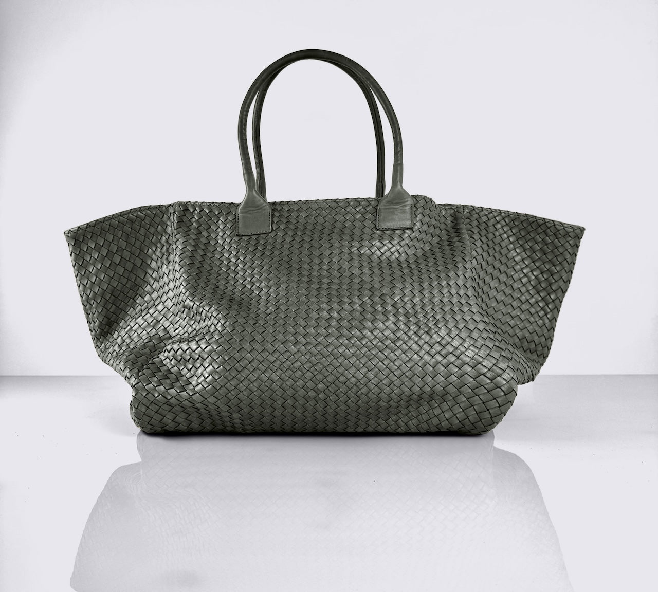 Shoulder Bag XL (Weekender), Charcoal Grey, von LABEL17: gefertigt aus geschmeidigem, pflanzlich gegerbtem Lamm-Nappaleder, von Hand geflochten mit zusätzlichem, ebenfalls von Hand geflochtenem Etui zur Organisation innerhalb der Tasche. Handgefertigt in Marokko.