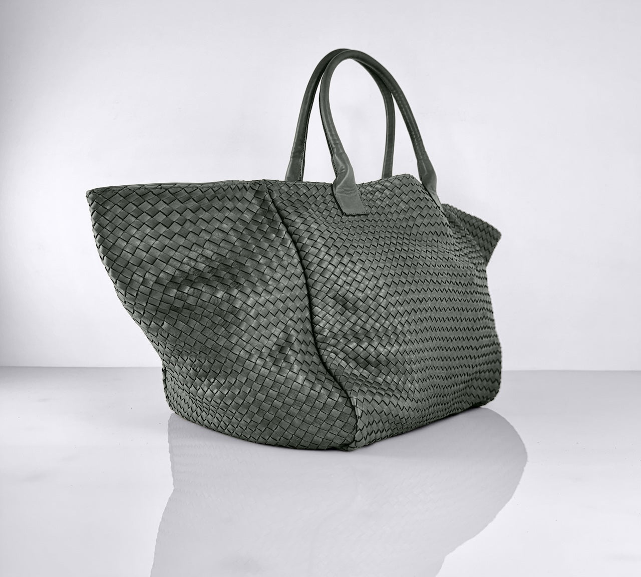 Shoulder Bag XL (Weekender), Charcoal Grey, von LABEL17: gefertigt aus geschmeidigem, pflanzlich gegerbtem Lamm-Nappaleder, von Hand geflochten mit zusätzlichem, ebenfalls von Hand geflochtenem Etui zur Organisation innerhalb der Tasche. Handgefertigt in Marokko.