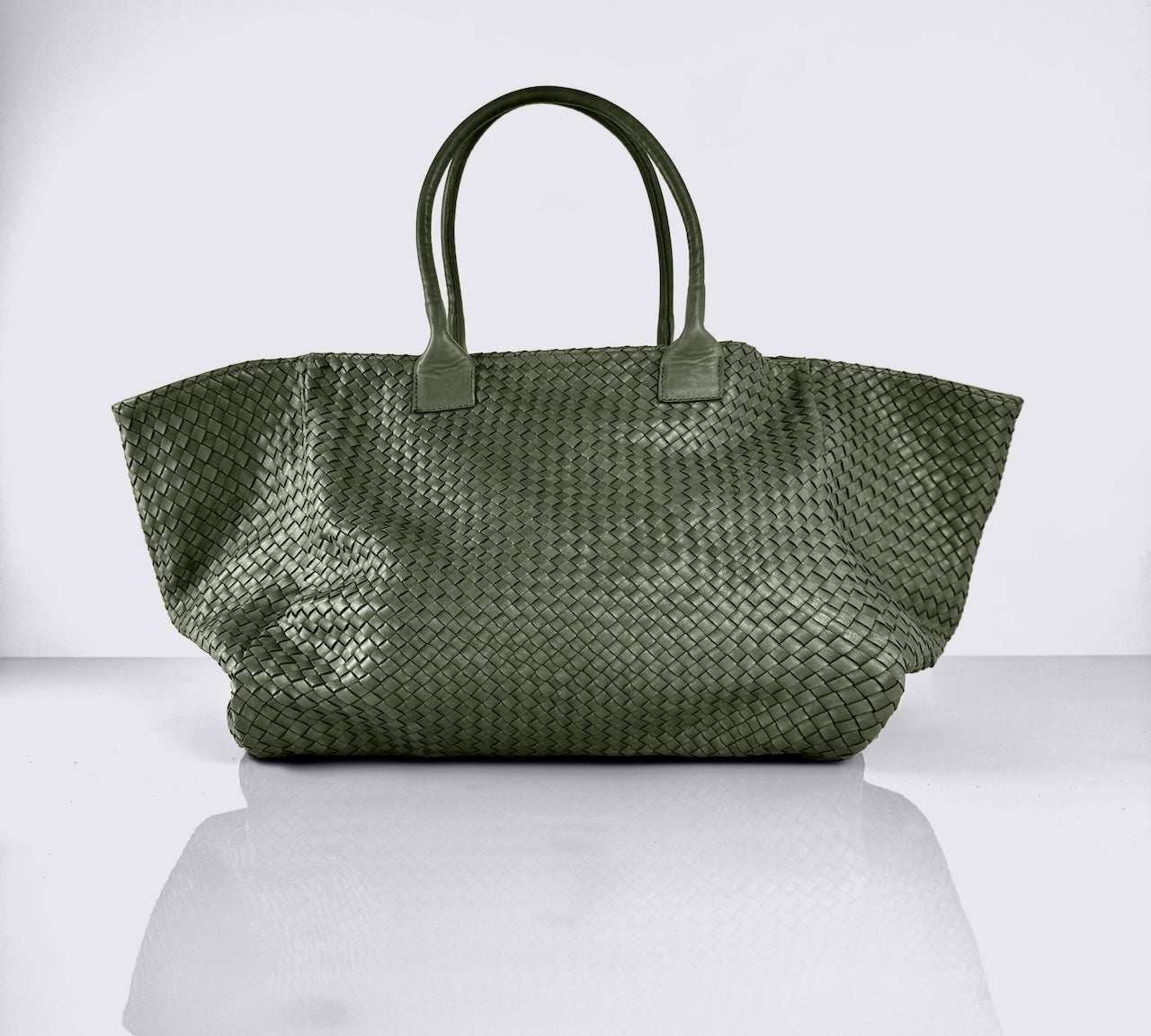 Shoulder Bag XL (Weekender), Hunter Green, von LABEL17: gefertigt aus geschmeidigem, pflanzlich gegerbtem Lamm-Nappaleder, von Hand geflochten mit zusätzlichem, ebenfalls von Hand geflochtenem Etui zur Organisation innerhalb der Tasche. Handgefertigt in Marokko.