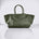 Shoulder Bag XL (Weekender), Hunter Green, von LABEL17: gefertigt aus geschmeidigem, pflanzlich gegerbtem Lamm-Nappaleder, von Hand geflochten mit zusätzlichem, ebenfalls von Hand geflochtenem Etui zur Organisation innerhalb der Tasche. Handgefertigt in Marokko.