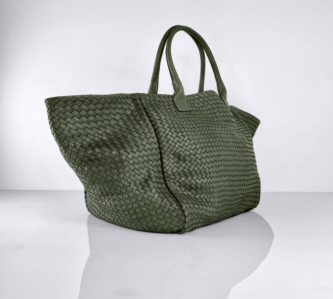 Shoulder Bag XL (Weekender), Hunter Green, von LABEL17: gefertigt aus geschmeidigem, pflanzlich gegerbtem Lamm-Nappaleder, von Hand geflochten mit zusätzlichem, ebenfalls von Hand geflochtenem Etui zur Organisation innerhalb der Tasche. Handgefertigt in Marokko.