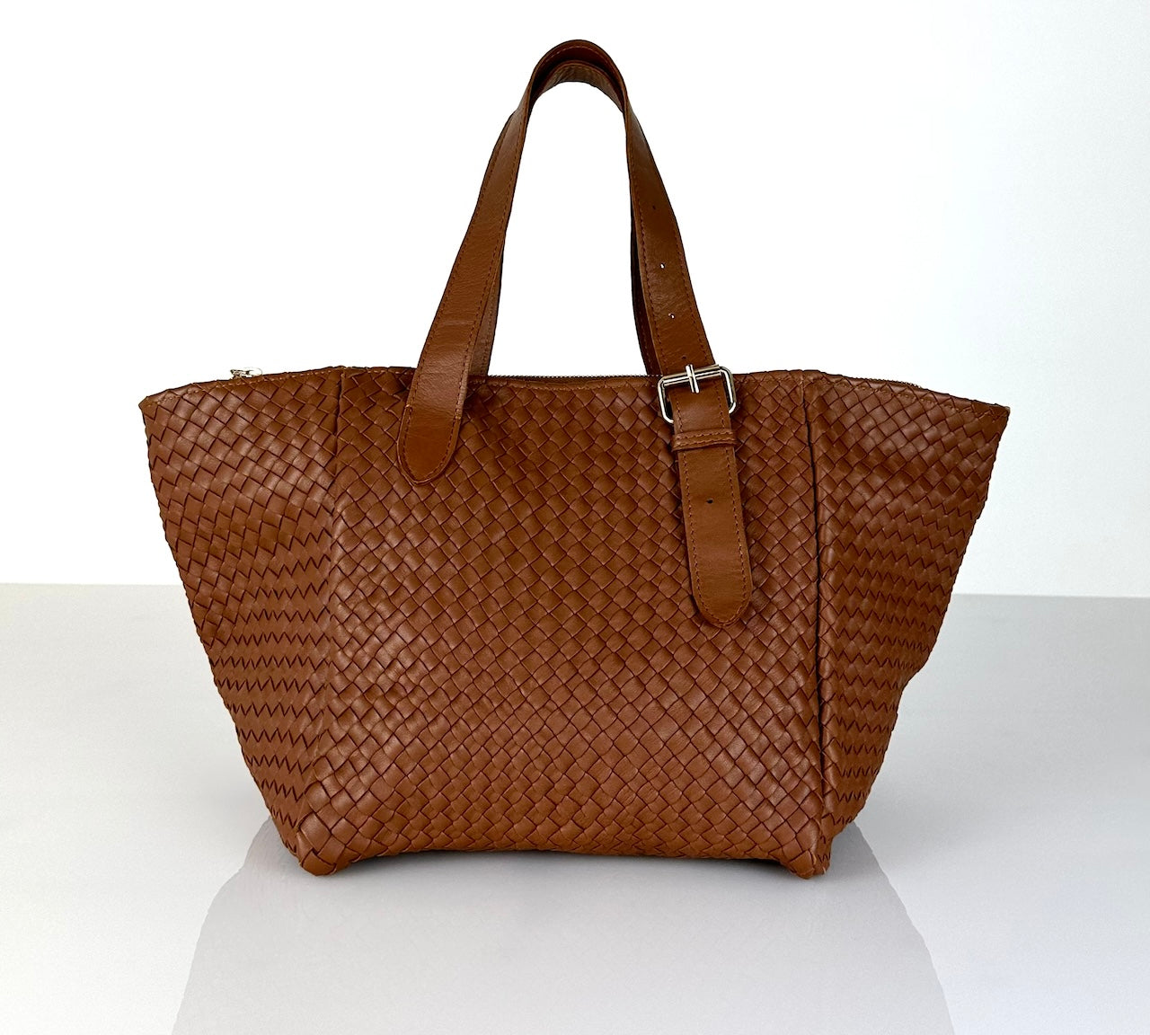 Shoulder Bag IRIA Medium in Caramel Brown, handgefertigt aus geschmeidigem Lamm-Nappaleder, von Hand geflochten in Marokko, Designed und produziert von LABEL17