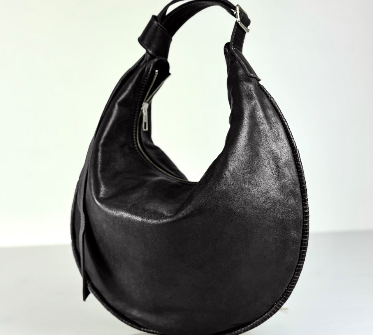 Shoulder Bag Saddle IVY in Black: leichte und elegante Schulter- und Umhängetasche von LABEL17. Handgefertigt aus geschmeidigem, pflanzlich gegerbtem Lamm-Nappaleder mit Innenfutter aus Leder und inwendigen Innentaschen und Reissverschluss, tragbar als Handtasche, Schultertasche oder Crossbody.