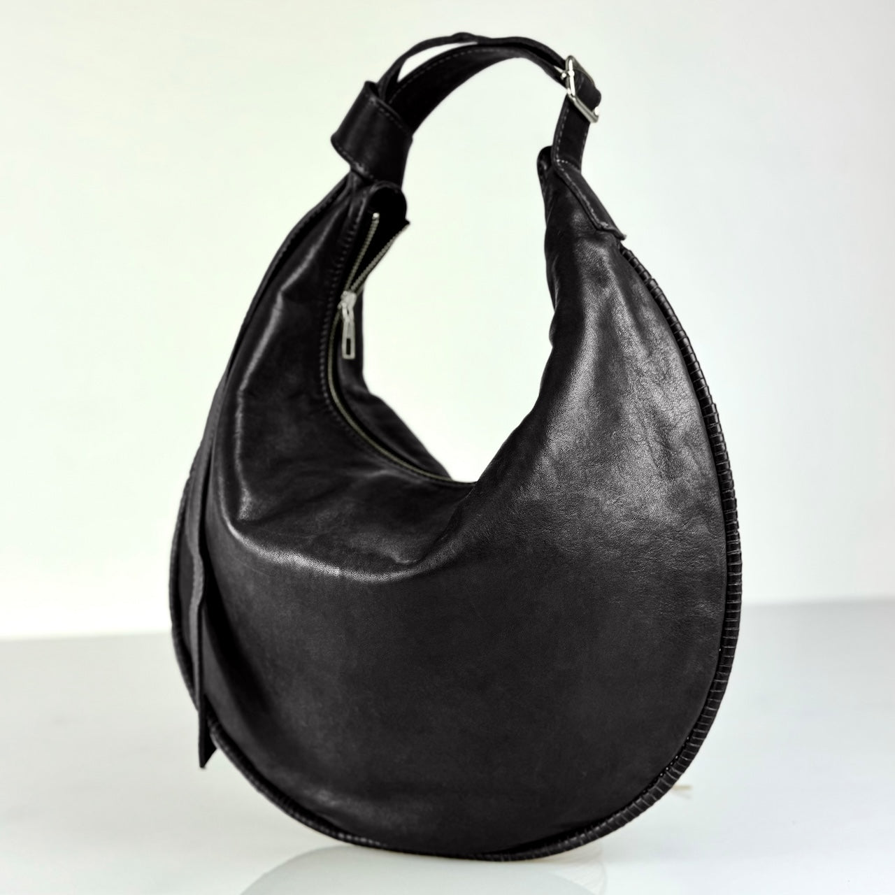 Shoulder Bag Saddle IVY in Black: leichte und elegante Schulter- und Umhängetasche von LABEL17. Handgefertigt aus geschmeidigem, pflanzlich gegerbtem Lamm-Nappaleder mit Innenfutter aus Leder und inwendigen Innentaschen und Reissverschluss, tragbar als Handtasche, Schultertasche oder Crossbody.