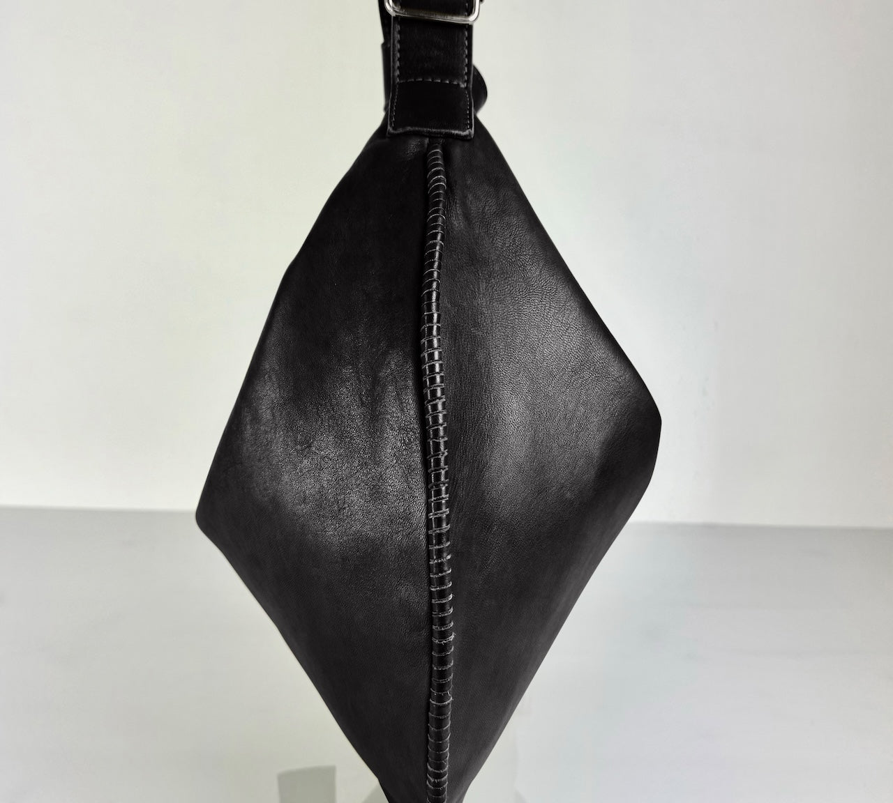 Shoulder Bag Saddle IVY in Black: leichte und elegante Schulter- und Umhängetasche von LABEL17. Handgefertigt aus geschmeidigem, pflanzlich gegerbtem Lamm-Nappaleder mit Innenfutter aus Leder und inwendigen Innentaschen und Reissverschluss, tragbar als Handtasche, Schultertasche oder Crossbody.