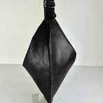 Shoulder Bag Saddle IVY in Black: leichte und elegante Schulter- und Umhängetasche von LABEL17. Handgefertigt aus geschmeidigem, pflanzlich gegerbtem Lamm-Nappaleder mit Innenfutter aus Leder und inwendigen Innentaschen und Reissverschluss, tragbar als Handtasche, Schultertasche oder Crossbody.